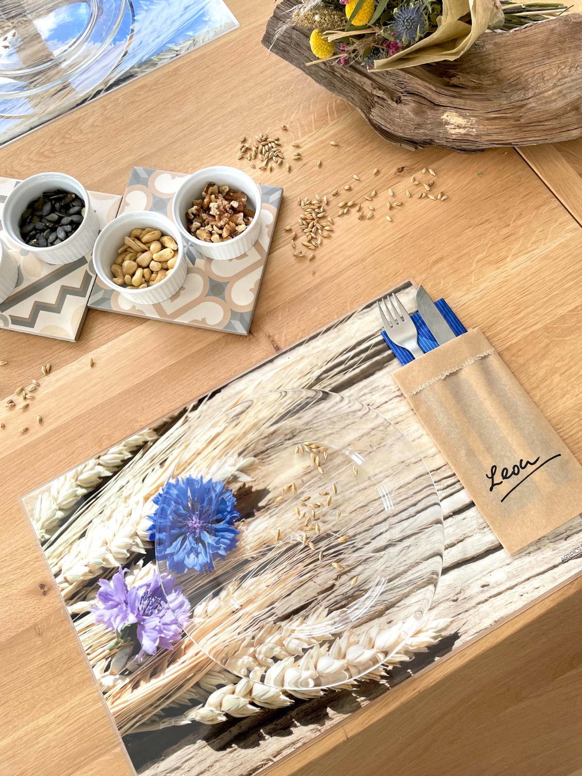 Platzset abwaschbar Kornblumen auf Treibholz als Landhausdekoration